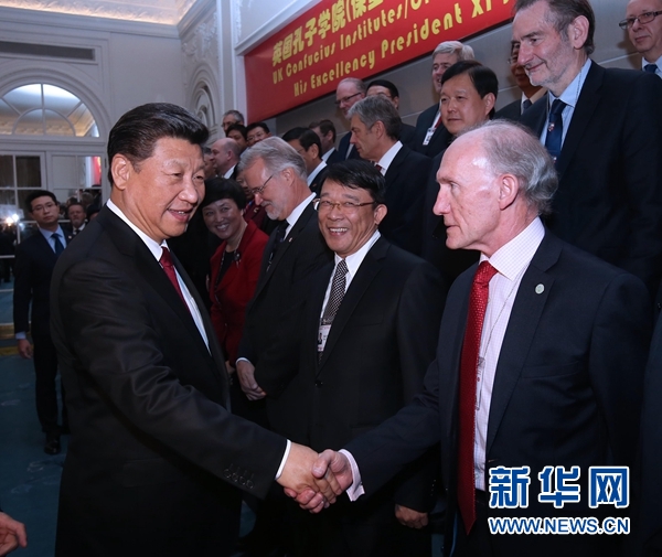10月22日，國家主席習近平在倫敦出席全英孔子學院和孔子課堂年會開幕式。這是習近平同參加開幕式的嘉賓親切交談。 新華社記者 龐興雷 攝 
