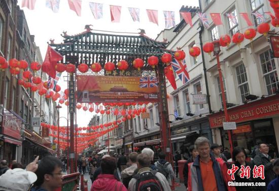 習(xí)近平主席訪問英國，倫敦唐人街掛出大紅燈籠和中英兩國國旗。 <a target='_blank' ><p  align=
