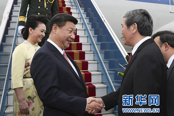 11月5日，中共中央總書記、國家主席習(xí)近平抵達(dá)越南首都河內(nèi)，開始對越南進(jìn)行國事訪問。這是越南高級官員到機(jī)場迎接習(xí)近平和夫人彭麗媛。新華社記者蘭紅光攝 