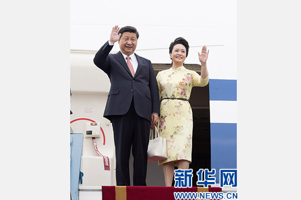 11月5日，中共中央總書記、國家主席習(xí)近平抵達(dá)越南首都河內(nèi)，開始對越南進(jìn)行國事訪問。這是習(xí)近平和夫人彭麗媛步出艙門向歡迎人群揮手致意。新華社記者 李學(xué)仁 攝