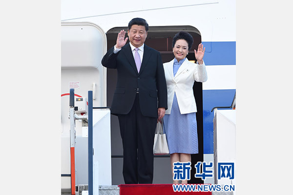 11月6日，國(guó)家主席習(xí)近平抵達(dá)新加坡，開(kāi)始對(duì)新加坡進(jìn)行國(guó)事訪問(wèn)。這是習(xí)近平和夫人彭麗媛步出艙門。 新華社記者張鐸攝