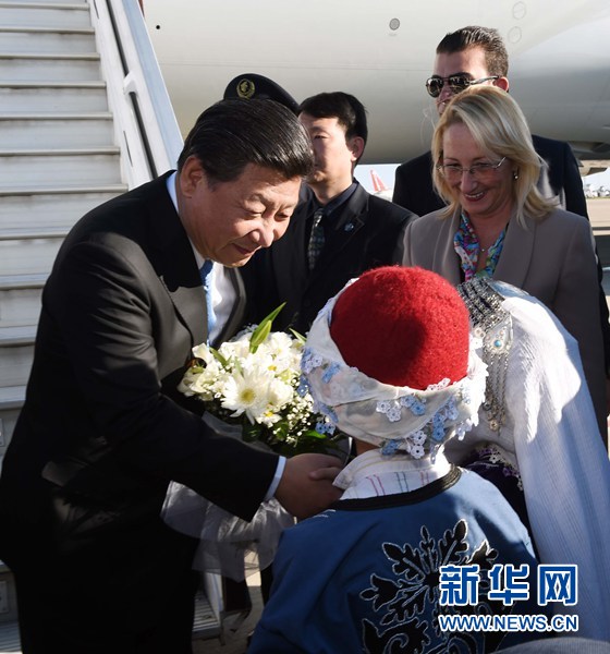 11月14日，國家主席習(xí)近平抵達(dá)土耳其安塔利亞，應(yīng)土耳其共和國總統(tǒng)埃爾多安邀請，出席二十國集團(tuán)領(lǐng)導(dǎo)人第十次峰會。這是土耳其兒童向習(xí)近平主席獻(xiàn)花。新華社記者 饒愛民 攝 