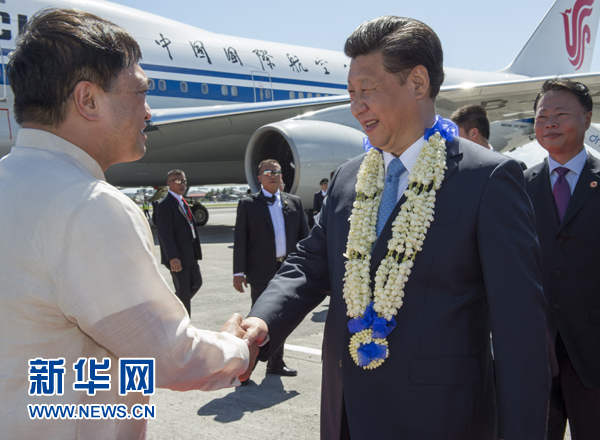 11月17日，國家主席習(xí)近平抵達(dá)菲律賓首都馬尼拉尼諾·阿基諾國際機(jī)場(chǎng)，出席即將舉行的亞太經(jīng)合組織第二十三次領(lǐng)導(dǎo)人非正式會(huì)議。菲律賓高級(jí)官員到機(jī)場(chǎng)迎接習(xí)近平主席。新華社記者李學(xué)仁攝