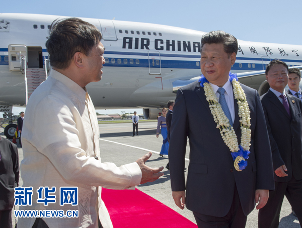 11月17日，國家主席習(xí)近平抵達(dá)菲律賓首都馬尼拉尼諾·阿基諾國際機(jī)場(chǎng)，出席即將舉行的亞太經(jīng)合組織第二十三次領(lǐng)導(dǎo)人非正式會(huì)議。菲律賓高級(jí)官員到機(jī)場(chǎng)迎接習(xí)近平主席。新華社記者李學(xué)仁攝