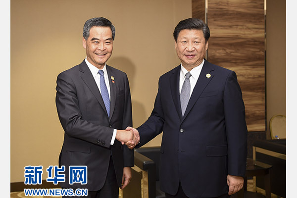 11月18日，國家主席習(xí)近平在菲律賓馬尼拉會見前來出席亞太經(jīng)合組織第二十三次領(lǐng)導(dǎo)人非正式會議的香港特別行政區(qū)行政長官梁振英。新華社記者謝環(huán)馳攝