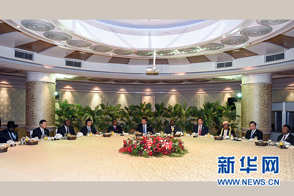 12月4日，國(guó)家主席習(xí)近平在約翰內(nèi)斯堡集體會(huì)見13位非洲國(guó)家領(lǐng)導(dǎo)人。 新華社記者 謝環(huán)馳 攝