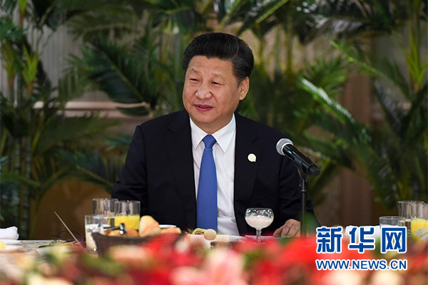12月4日，國(guó)家主席習(xí)近平在約翰內(nèi)斯堡集體會(huì)見13位非洲國(guó)家領(lǐng)導(dǎo)人。 新華社記者 謝環(huán)馳 攝