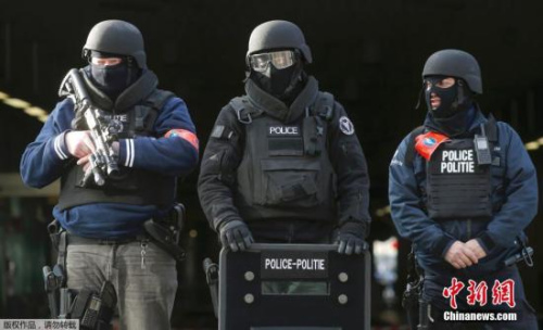 布魯塞爾全副武裝的警察。