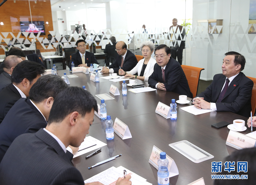這是3月25日，張德江在肯尼亞首都內(nèi)羅畢考察中央電視臺(tái)非洲分臺(tái)并接見中央媒體駐非洲機(jī)構(gòu)負(fù)責(zé)人。 新華社記者馬占成攝