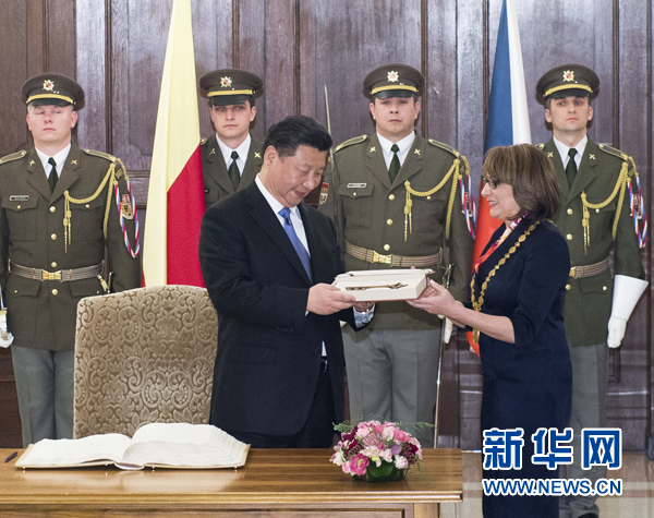 當?shù)貢r間3月29日，國家主席習(xí)近平在捷克布拉格會見布拉格市長科爾娜喬娃，并接受科爾娜喬娃代表該市贈予的城市鑰匙。 新華社記者 王曄 攝