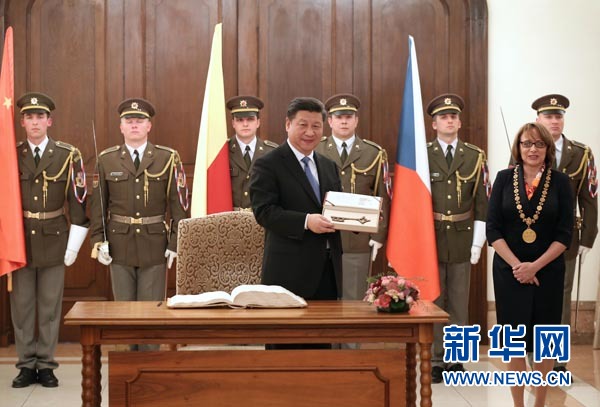 當?shù)貢r間3月29日，國家主席習(xí)近平在捷克布拉格會見布拉格市長科爾娜喬娃，并接受科爾娜喬娃代表該市贈予的城市鑰匙。 新華社記者 龐興雷攝