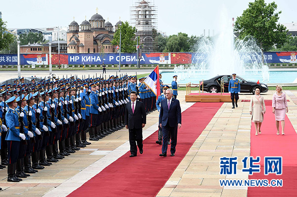 6月18日，國家主席習近平出席塞爾維亞總統(tǒng)尼科利奇在貝爾格萊德舉行的隆重歡迎儀式。 新華社記者饒愛民攝