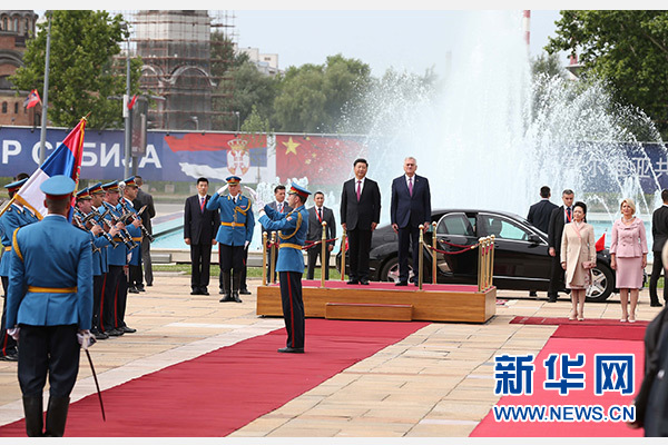  6月18日，國家主席習近平出席塞爾維亞總統(tǒng)尼科利奇在貝爾格萊德舉行的隆重歡迎儀式。 新華社記者馬占成攝