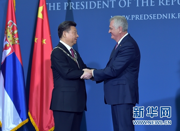 6月18日，國(guó)家主席習(xí)近平在貝爾格萊德同塞爾維亞總統(tǒng)尼科利奇舉行會(huì)談。會(huì)談后，尼科利奇向習(xí)近平授予塞爾維亞最高級(jí)別勛章“共和國(guó)一級(jí)榮譽(yù)勛章”，感謝習(xí)近平為中塞關(guān)系發(fā)展作出的杰出貢獻(xiàn)。新華社記者 李濤 攝 