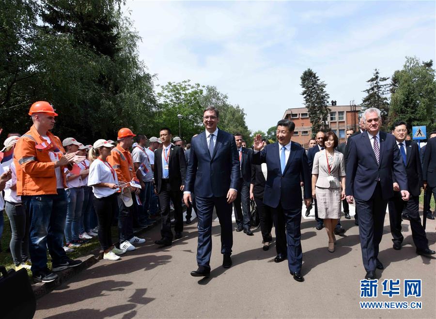 6月19日上午，國家主席習(xí)近平在貝爾格萊德參觀河鋼集團塞爾維亞斯梅代雷沃鋼廠。習(xí)近平抵達時，塞爾維亞總統(tǒng)尼科利奇、總理武契奇在停車處熱情迎接。鋼廠工人和家屬、當(dāng)?shù)厥忻駭?shù)千人夾道歡迎。新華社記者 饒愛民 攝