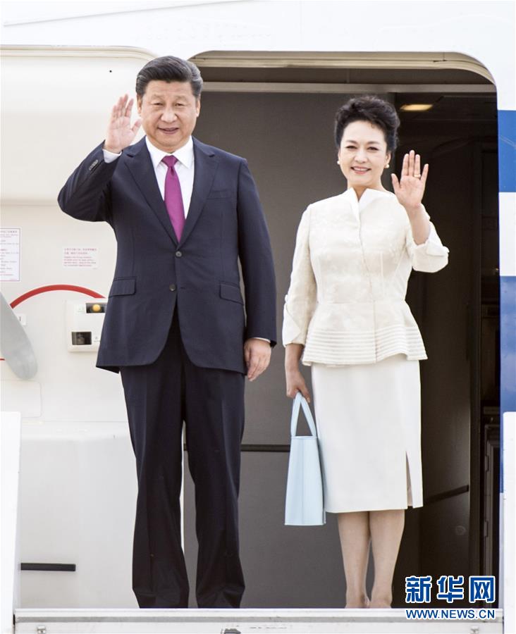 6月19日，國(guó)家主席習(xí)近平抵達(dá)華沙，開始對(duì)波蘭共和國(guó)進(jìn)行國(guó)事訪問(wèn)。這是習(xí)近平和夫人彭麗媛步出艙門。 新華社記者 謝環(huán)馳 攝 