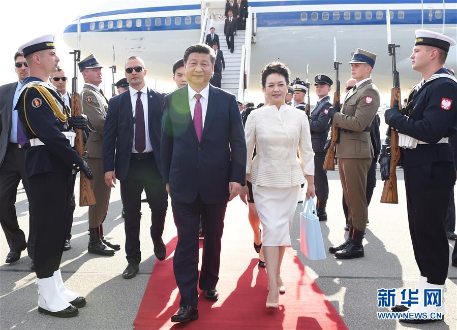 6月19日，國(guó)家主席習(xí)近平抵達(dá)華沙，開始對(duì)波蘭共和國(guó)進(jìn)行國(guó)事訪問(wèn)。這是習(xí)近平和夫人彭麗媛走下飛機(jī)。 新華社記者 饒愛(ài)民 攝