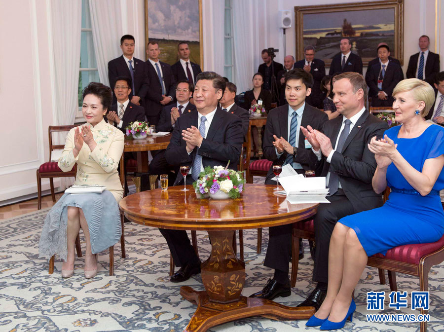 6月19日，國(guó)家主席習(xí)近平和夫人彭麗媛下午抵達(dá)波蘭首都華沙，當(dāng)晚即應(yīng)邀來(lái)到貝爾維德宮做客。這是習(xí)近平和彭麗媛同杜達(dá)夫婦共同欣賞波蘭馬佐夫舍民族歌舞團(tuán)的精彩演出。新華社記者 謝環(huán)馳 攝 