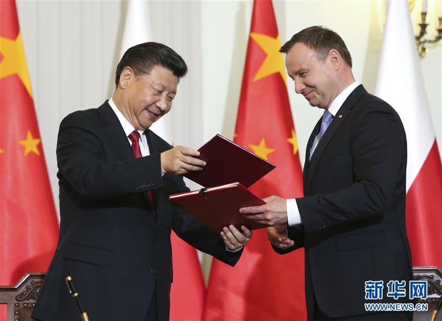 6月20日，國(guó)家主席習(xí)近平在華沙同波蘭總統(tǒng)杜達(dá)舉行會(huì)談。這是會(huì)談后，兩國(guó)元首共同簽署《中華人民共和國(guó)和波蘭共和國(guó)關(guān)于建立全面戰(zhàn)略伙伴關(guān)系的聯(lián)合聲明》。新華社記者蘭紅光攝