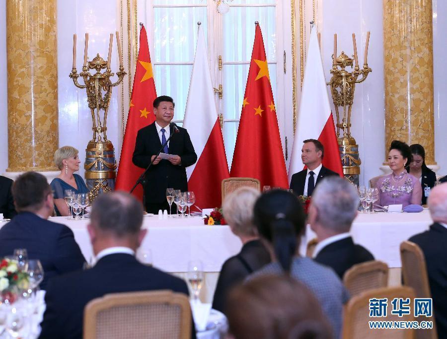 6月20日，國家主席習近平出席波蘭總統(tǒng)杜達在華沙王宮舉行的盛大歡迎晚宴。 新華社記者 劉衛(wèi)兵 攝