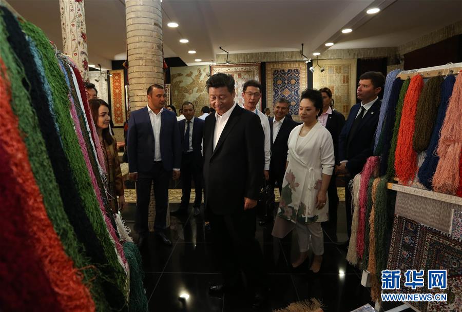 6月21日下午，正在對烏茲別克斯坦進行國事訪問的國家主席習近平在烏茲別克斯坦總理米爾濟約耶夫陪同下，來到布哈拉古城參觀這座被稱為“絲綢之路活化石”的歷史文化名城。這是習近平和夫人彭麗媛參觀一家地毯和絲綢作坊。新華社記者蘭紅光攝