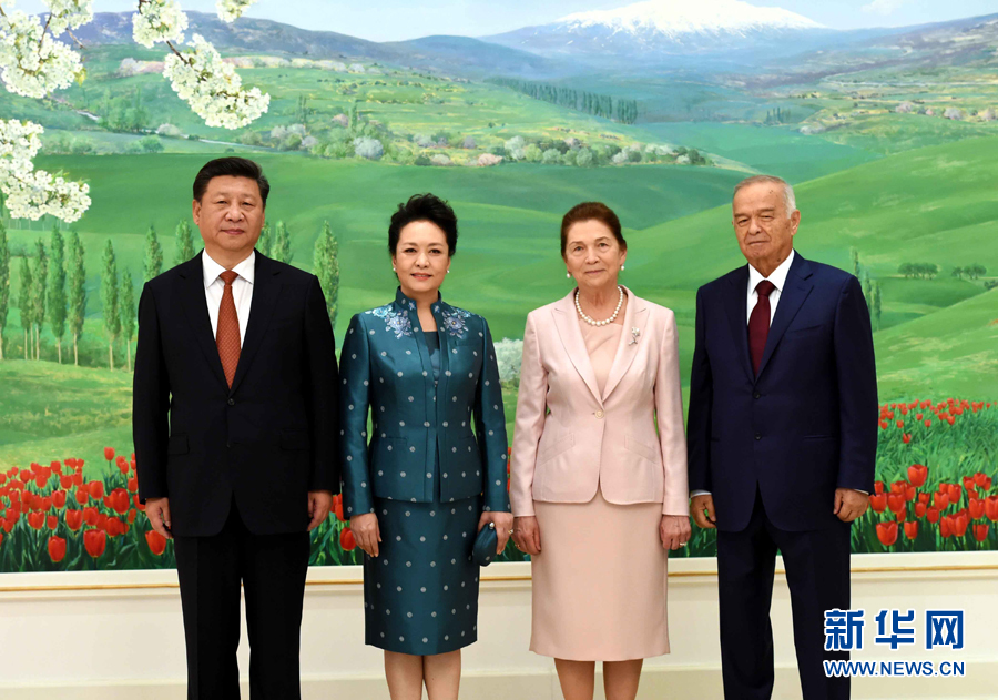 6月22日，國家主席習(xí)近平在塔什干庫克薩萊國賓館同烏茲別克斯坦總統(tǒng)卡里莫夫舉行會談。會談前，習(xí)近平出席卡里莫夫舉行的歡迎儀式。習(xí)近平和夫人彭麗媛受到卡里莫夫和夫人卡里莫娃熱情迎接。新華社記者饒愛民攝
