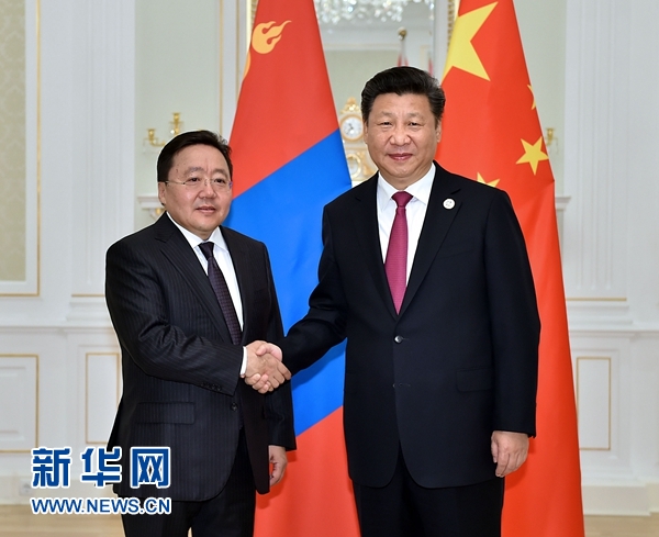 6月23日，國家主席習(xí)近平在塔什干會見蒙古國總統(tǒng)額勒貝格道爾吉。 新華社記者李濤攝
