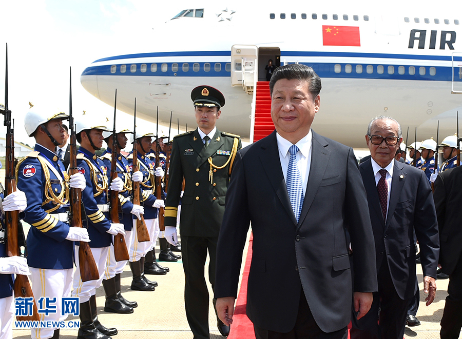 10月13日，國家主席習近平乘專機抵達金邊國際機場，開始對柬埔寨王國進行國事訪問。柬埔寨副首相兼王宮事務大臣貢桑奧親王和夏卡朋親王、阿倫公主等在舷梯旁熱情迎接習近平主席。新華社記者　謝環(huán)馳　攝