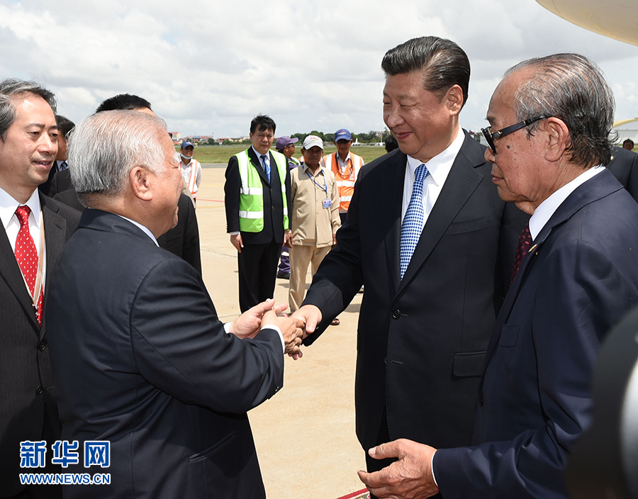 10月13日，國家主席習近平乘專機抵達金邊國際機場，開始對柬埔寨王國進行國事訪問。柬埔寨副首相兼王宮事務大臣貢桑奧親王和夏卡朋親王、阿倫公主等在舷梯旁熱情迎接習近平主席。新華社記者　謝環(huán)馳　攝