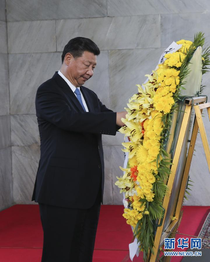 10月13日，國家主席習近平在金邊同柬埔寨首相洪森舉行會談。會談前，習近平向柬埔寨獨立紀念碑獻花圈。 新華社記者丁林攝 