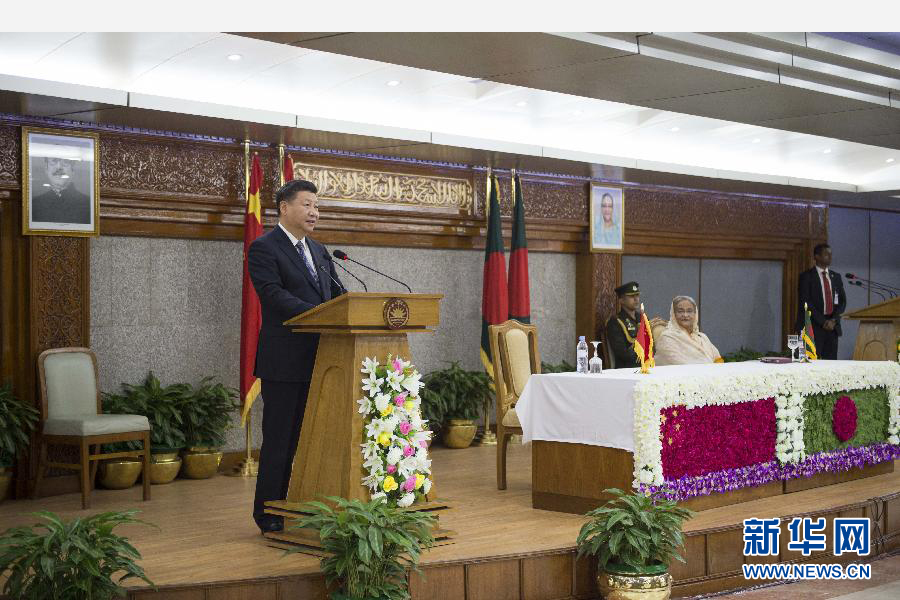 10月14日，國家主席習(xí)近平在達(dá)卡同孟加拉國總理哈西娜舉行會(huì)談。這是會(huì)談后，兩國領(lǐng)導(dǎo)人共同會(huì)見記者。 新華社記者謝環(huán)馳攝 