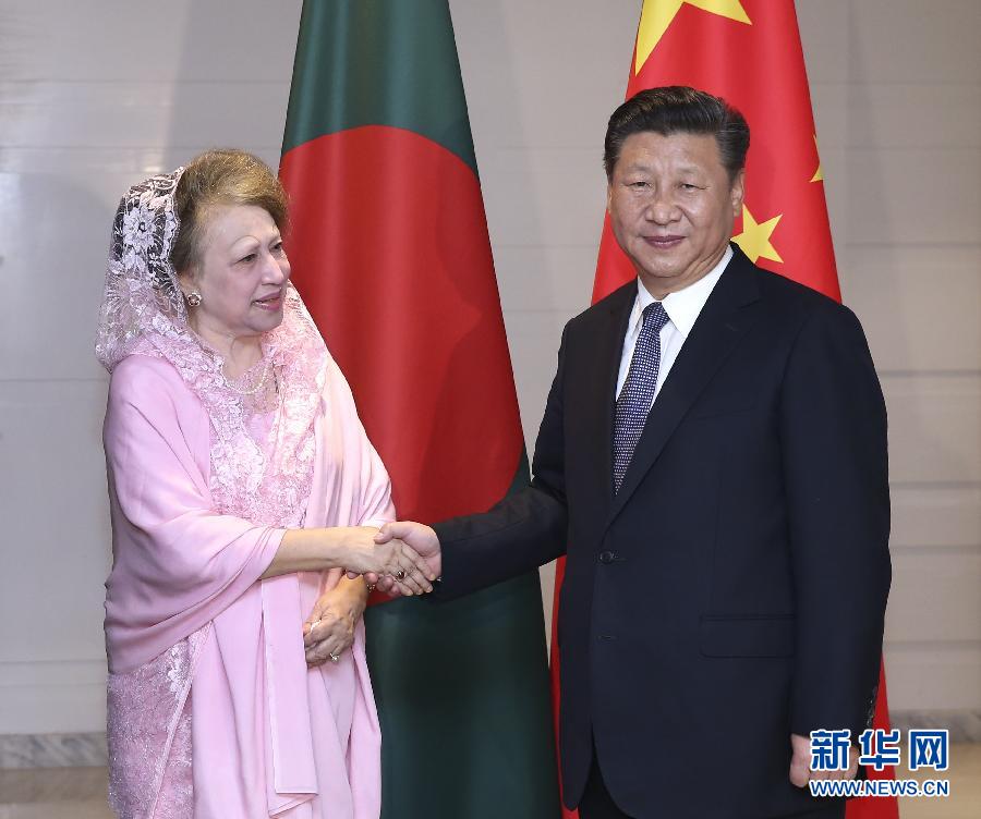 10月14日，國家主席習(xí)近平在達(dá)卡會(huì)見孟加拉國民族主義黨主席卡莉達(dá)·齊亞。  新華社記者龐興雷攝 