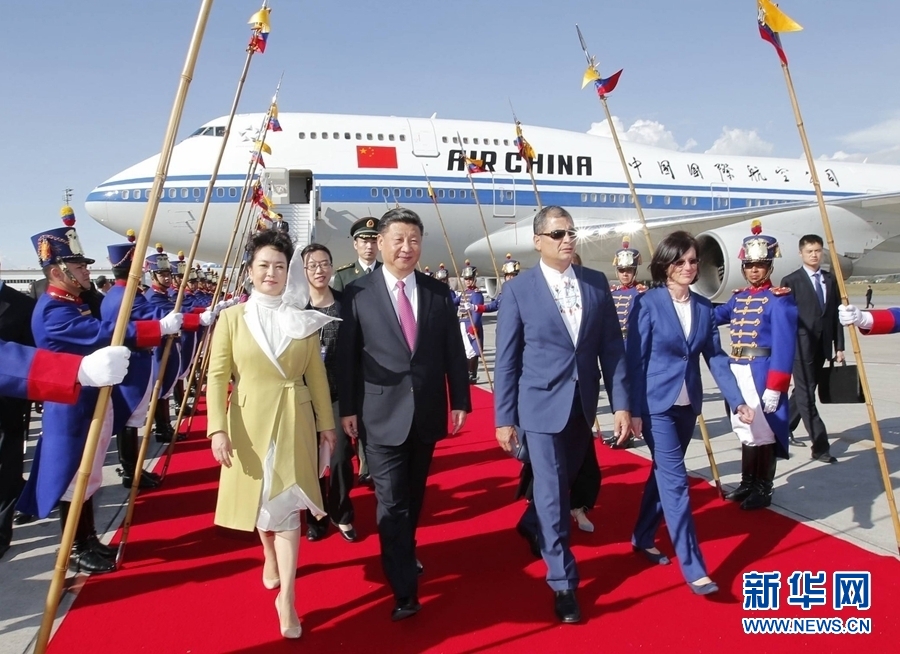 當?shù)貢r間11月17日，國家主席習近平乘專機抵達基多，開始對厄瓜多爾共和國進行國事訪問。厄瓜多爾總統(tǒng)科雷亞和夫人馬勒布等在機場熱情迎接習近平和夫人彭麗媛。新華社記者 鞠鵬 攝 