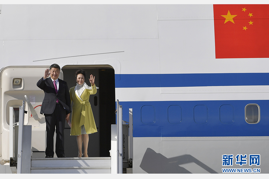 當?shù)貢r間11月17日，國家主席習近平乘專機抵達基多，開始對厄瓜多爾共和國進行國事訪問。這是習近平與夫人彭麗媛向歡迎人群揮手致意。新華社記者 王曄 攝 