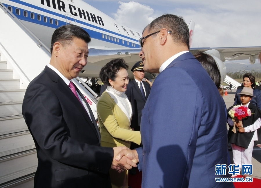當?shù)貢r間11月17日，國家主席習近平乘專機抵達基多，開始對厄瓜多爾共和國進行國事訪問。厄瓜多爾總統(tǒng)科雷亞和夫人馬勒布等在舷梯旁熱情迎接習近平和夫人彭麗媛。新華社記者 鞠鵬 攝