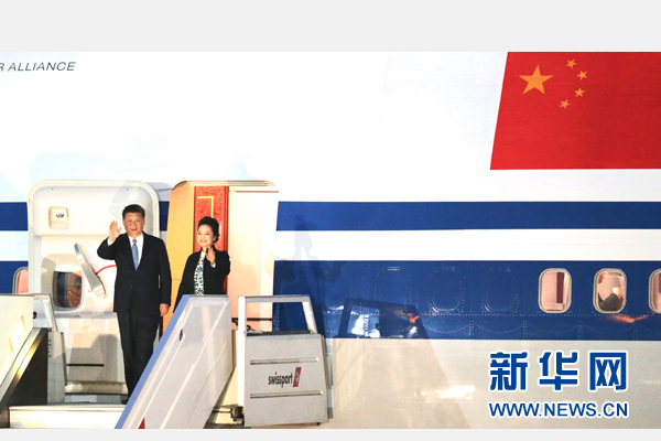 當(dāng)?shù)貢r(shí)間11月18日，國家主席習(xí)近平抵達(dá)利馬，出席亞太經(jīng)合組織第二十四次領(lǐng)導(dǎo)人非正式會議并對秘魯共和國進(jìn)行國事訪問。習(xí)近平和夫人彭麗媛受到秘魯副總統(tǒng)阿勞斯等熱情迎接。新華社記者 丁林 攝