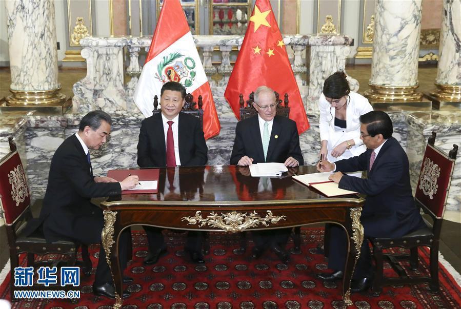 11月21日，國(guó)家主席習(xí)近平在利馬同秘魯總統(tǒng)庫琴斯基舉行會(huì)談。會(huì)談后，兩國(guó)元首見證《中華人民共和國(guó)政府與秘魯共和國(guó)政府2016年至2021年共同行動(dòng)計(jì)劃》等文件的簽署。新華社記者 龐興雷 攝