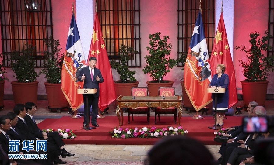 11月22日，國(guó)家主席習(xí)近平在圣地亞哥同智利總統(tǒng)巴切萊特舉行會(huì)談。這是會(huì)談后，兩國(guó)元首共同會(huì)見(jiàn)記者。 新華社記者 蘭紅光 攝