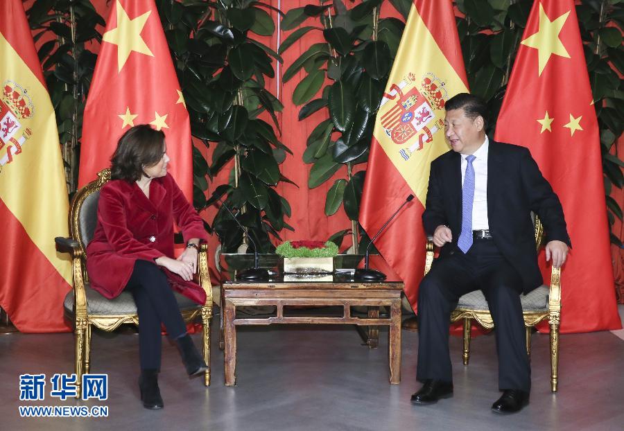 11月24日，國(guó)家主席習(xí)近平在西班牙大加那利島會(huì)見(jiàn)西班牙副首相薩恩斯。 新華社記者 蘭紅光 攝