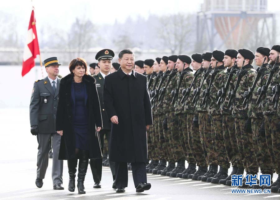 1月15日，國家主席習(xí)近平乘專機(jī)抵達(dá)蘇黎世，開始對(duì)瑞士聯(lián)邦進(jìn)行國事訪問。 這是習(xí)近平在瑞士聯(lián)邦主席洛伊特哈德陪同下檢閱儀仗隊(duì)。新華社記者 蘭紅光 攝