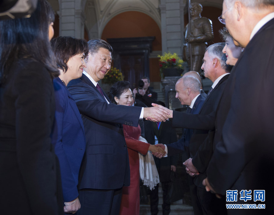 1月15日，國家主席習(xí)近平在伯爾尼出席瑞士聯(lián)邦委員會(huì)全體委員集體舉行的迎接儀式并致辭。 新華社記者 謝環(huán)馳 攝