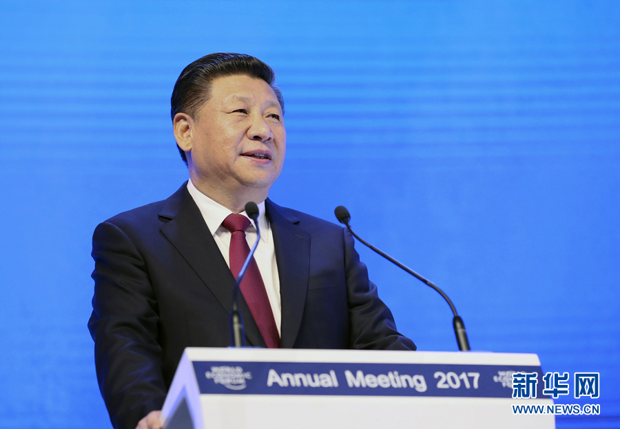 1月17日，國家主席習(xí)近平在瑞士達(dá)沃斯國際會(huì)議中心出席世界經(jīng)濟(jì)論壇2017年年會(huì)開幕式，并發(fā)表題為《共擔(dān)時(shí)代責(zé)任共促全球發(fā)展》的主旨演講。 新華社記者 蘭紅光 攝