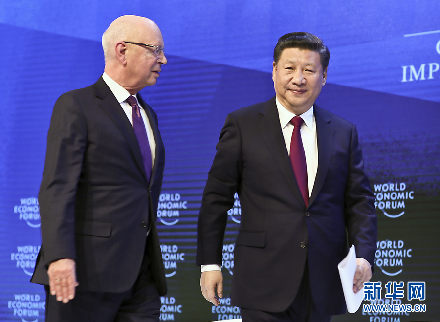 1月17日，國家主席習(xí)近平在瑞士達(dá)沃斯國際會(huì)議中心出席世界經(jīng)濟(jì)論壇2017年年會(huì)開幕式，并發(fā)表題為《共擔(dān)時(shí)代責(zé)任共促全球發(fā)展》的主旨演講。這是習(xí)近平同世界經(jīng)濟(jì)論壇創(chuàng)始人兼執(zhí)行主席施瓦布在一起。 新華社記者 蘭紅光 攝