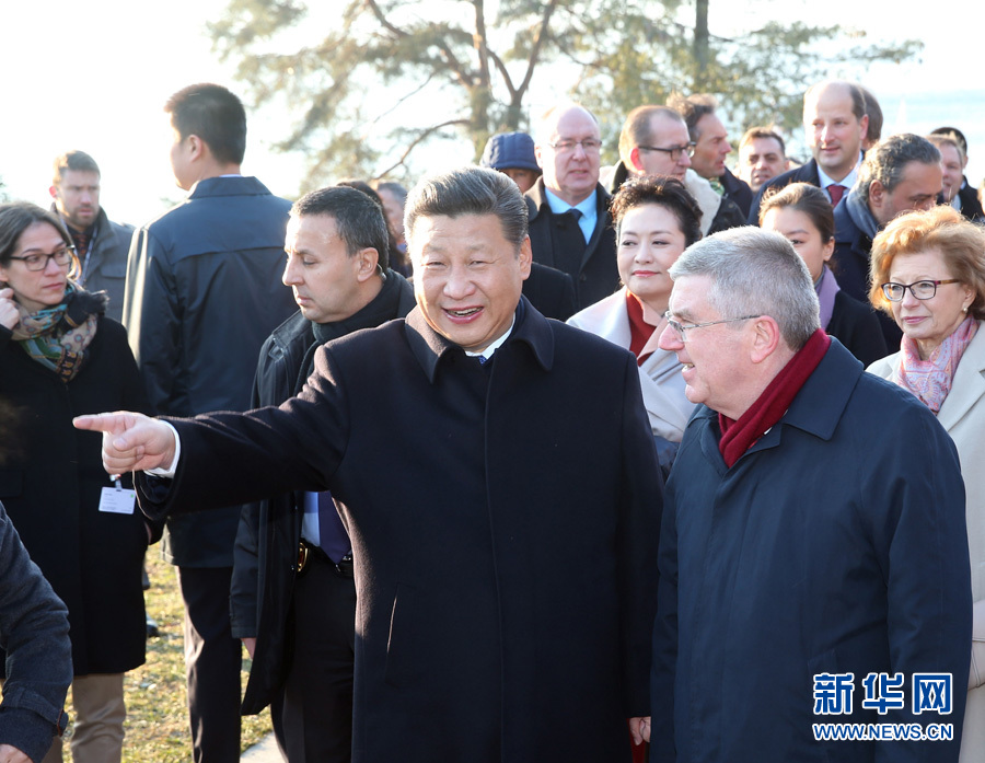 1月18日，國(guó)家主席習(xí)近平在瑞士洛桑國(guó)際奧林匹克博物館會(huì)見國(guó)際奧林匹克委員會(huì)主席巴赫。這是會(huì)見后，習(xí)近平和夫人彭麗媛在巴赫主席夫婦陪同下，參觀國(guó)際奧林匹克博物館。新華社記者 姚大偉 攝