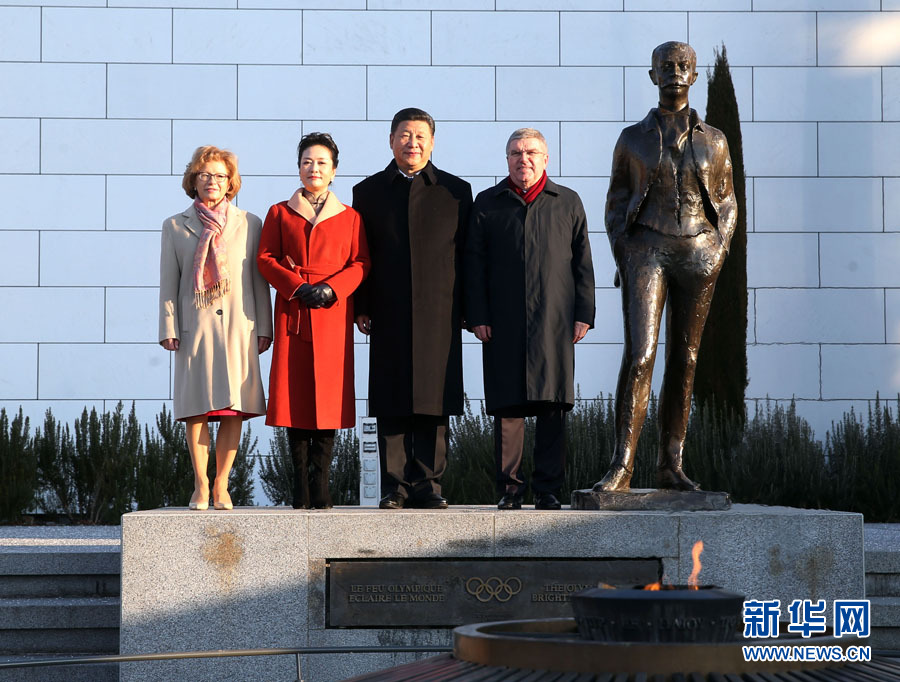 1月18日，國(guó)家主席習(xí)近平在瑞士洛桑國(guó)際奧林匹克博物館會(huì)見國(guó)際奧林匹克委員會(huì)主席巴赫。這是習(xí)近平和夫人彭麗媛與巴赫夫婦在現(xiàn)代奧林匹克運(yùn)動(dòng)發(fā)起人顧拜旦雕像前合影。新華社記者 姚大偉 攝