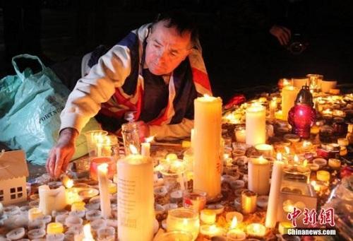 3月23日晚，倫敦民眾在市中心的特拉法加廣場(chǎng)舉行燭光集會(huì)，悼念此前一天發(fā)生在英國(guó)議會(huì)大廈附近的恐怖襲擊事件遇難者。 <a target='_blank' ><p  align=