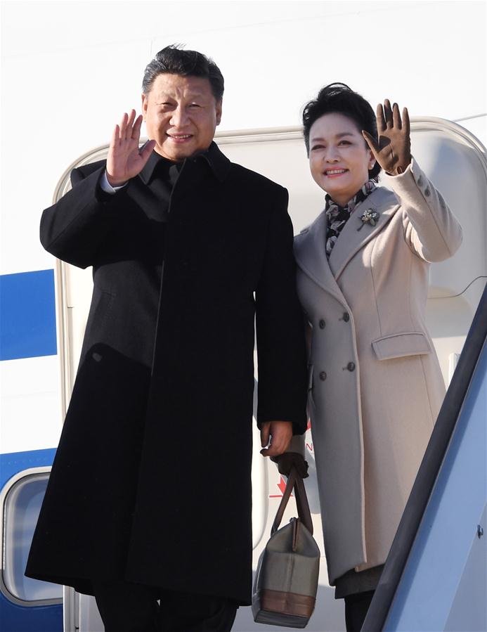 4月4日，國家主席習近平乘專機抵達赫爾辛基，開始對芬蘭共和國進行國事訪問。這是習近平和夫人彭麗媛步出艙門。 新華社記者 饒愛民 攝 