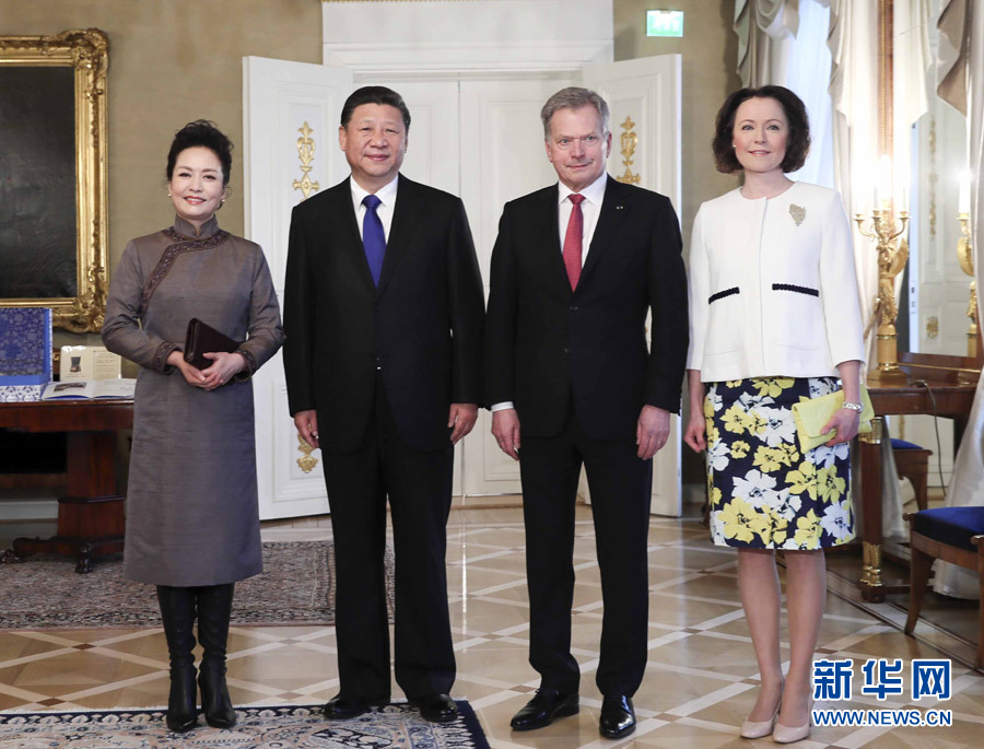 4月5日，國(guó)家主席習(xí)近平在赫爾辛基同芬蘭總統(tǒng)尼尼斯托舉行會(huì)談。會(huì)談前，習(xí)近平出席尼尼斯托在總統(tǒng)府庭院舉行的隆重歡迎儀式。這是歡迎儀式后，習(xí)近平和夫人彭麗媛同尼尼斯托和夫人豪吉?dú)W合影留念。新華社記者 蘭紅光 攝