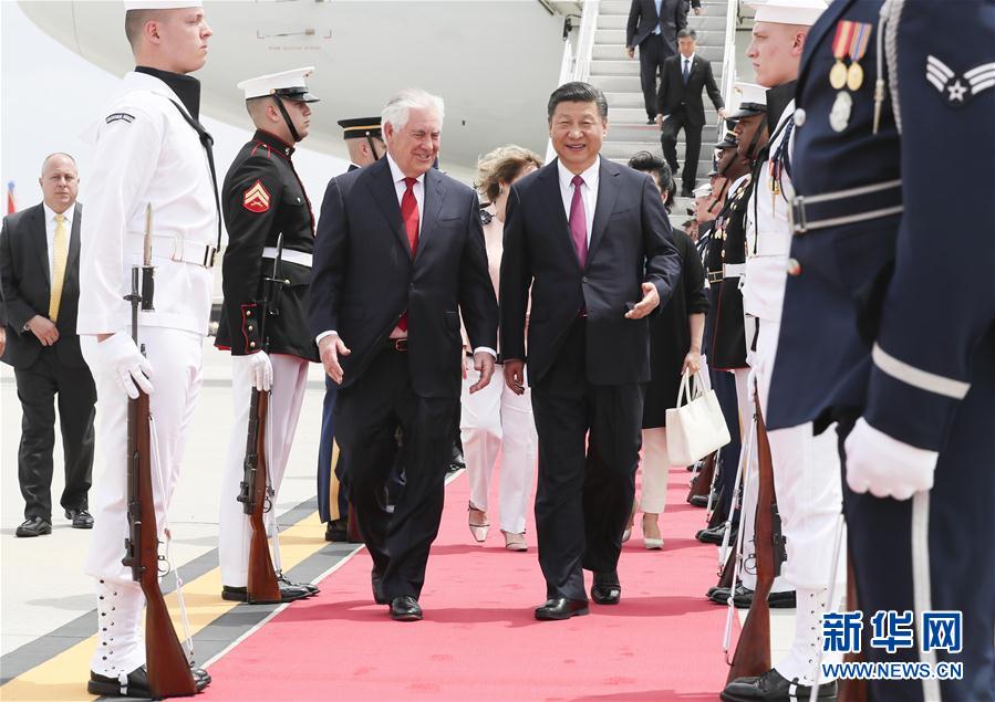 4月6日，國(guó)家主席習(xí)近平乘專機(jī)抵達(dá)美國(guó)佛羅里達(dá)州，將在海湖莊園同美國(guó)總統(tǒng)特朗普舉行中美元首會(huì)晤。習(xí)近平和夫人彭麗媛受到美國(guó)國(guó)務(wù)卿蒂勒森夫婦等熱情迎接。新華社記者 蘭紅光 攝 