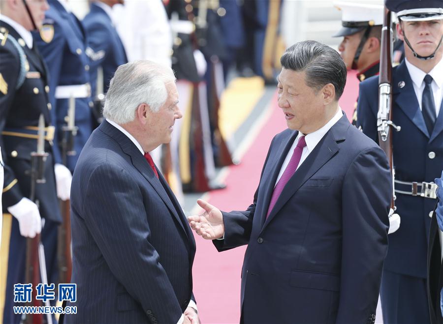 4月6日，國(guó)家主席習(xí)近平乘專機(jī)抵達(dá)美國(guó)佛羅里達(dá)州，將在海湖莊園同美國(guó)總統(tǒng)特朗普舉行中美元首會(huì)晤。習(xí)近平和夫人彭麗媛受到美國(guó)國(guó)務(wù)卿蒂勒森夫婦等熱情迎接。新華社記者 丁林 攝 